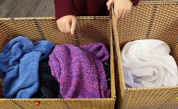 Bạn nên phân loại quần áo trắng, áo màu trước khi giặt