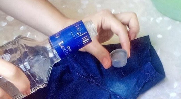 Pha rượu vào nước với tỉ lệ 1:1 ngâm áo trong hỗn hợp này vài giờ