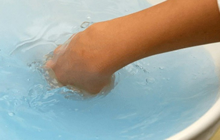 Nhúng quần áo vào nước nóng 60 độ giúp đồ nhanh khô hơn