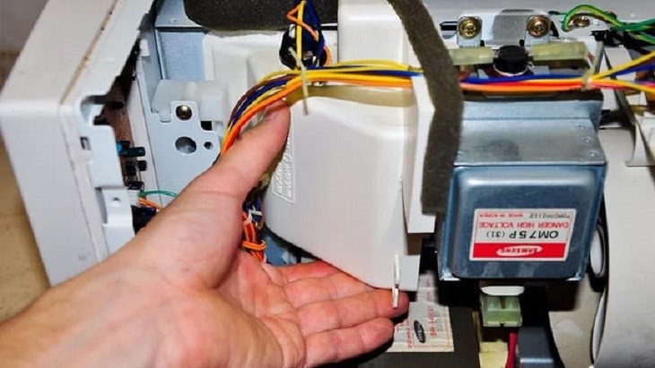 Bạn nên kiểm tra cầu chì xem có bị hỏng không khi lò nướng không hoạt động