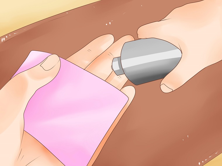 Đổt một ít cồn vào bề mặt quần áo, dùng khăn mòng chà xát