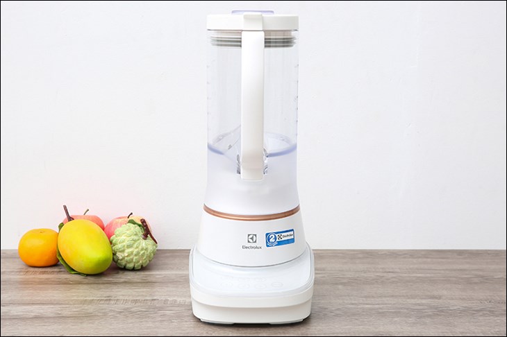 Máy xay sinh tố Electrolux E7TB1-50CW có công suất hoạt động lên đến 900W, hỗ trợ xay nhuyễn mịn nguyên liệu Máy xay sinh tố Electrolux E7TB1-50CW có công suất hoạt động lên đến 900W, hỗ trợ xay nhuyễn mịn nguyên liệu