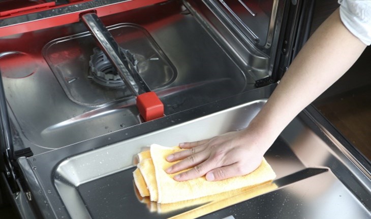 Vệ sinh máy rửa chén thường xuyên để ngăn ngừa nấm mốc phát triển và tăng tuổi thọ của máy