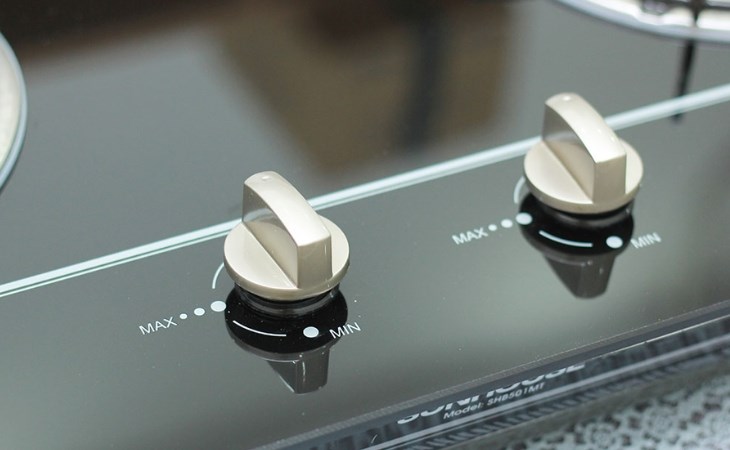 Bạn lặp lại thao tác đánh lửa bằng núm vặn trên bếp ga âm Sunhouse SHB501MT để đẩy không khí ra khỏi ống dẫn gas