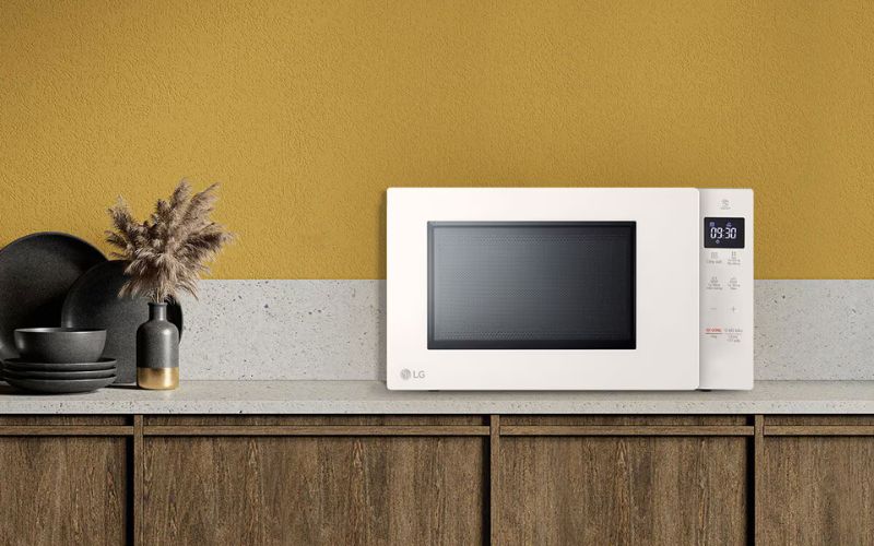 Thiết kế tinh tế, bảng cảm ứng nhạy, khoang lò EasyClean dễ vệ sinh, thêm nhiều tiện ích