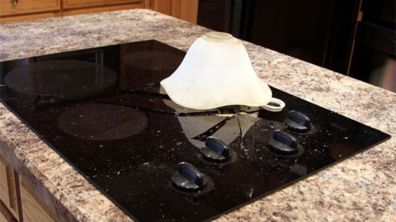 Đặt vật nặng hoặc làm rơi vật cứng lên bề mặt Đặt vật nặng hoặc làm rơi vật cứng lên bề mặt