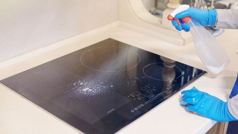 Vệ sinh sơ bộ mặt kính bếp từ  Vệ sinh sơ bộ mặt kính bếp từ