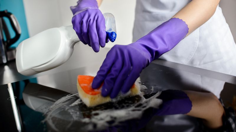 Thoa dung dịch vệ sinh lên vết xước Thoa dung dịch vệ sinh lên vết xước