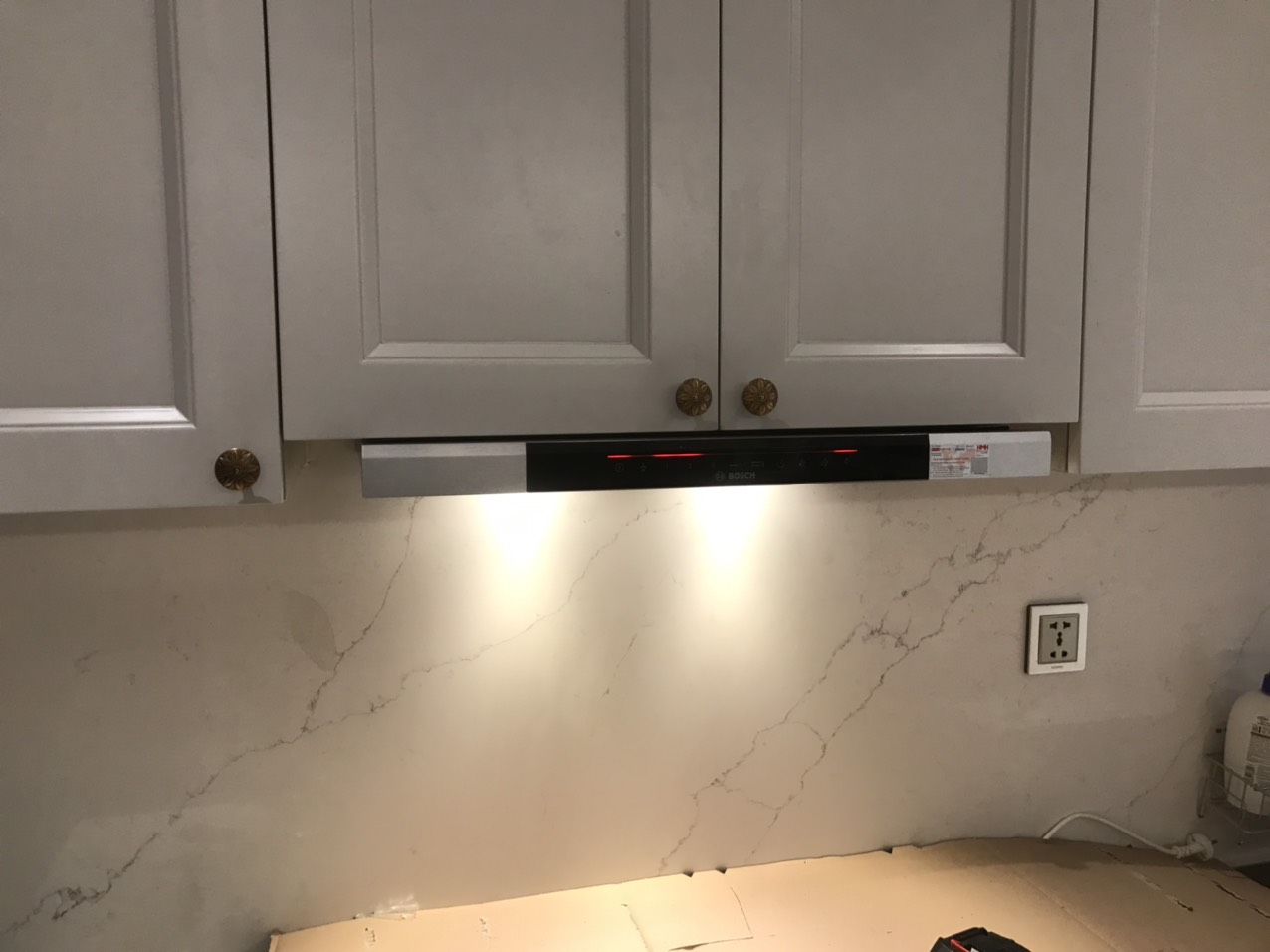 Lắp đặt thực tế máy hút mùi âm tủ bosch DFS067K51