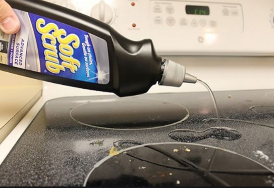 Vệ sinh bếp từ bằng chất tẩy rửa chuyên dụng