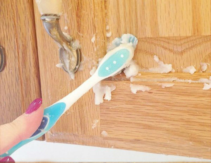 Lau sạch tủ gỗ với bột baking soda và dầu ăn