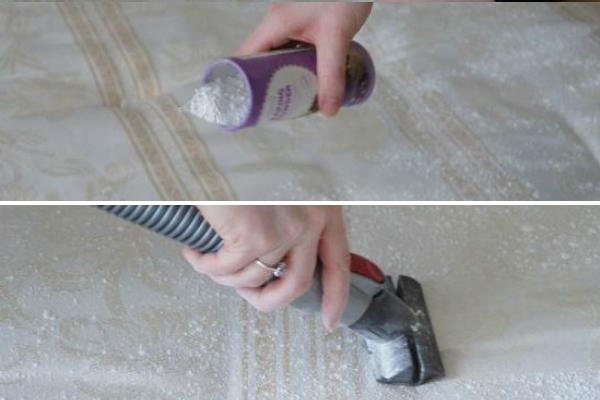 Rắc ít bột baking soda lên trên, sau đó dùng máy hút bụi hút sạch