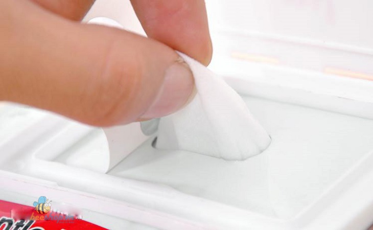 Những ai không dùng keo xịt tóc có thể đánh bật vết son chỉ bằng mẩu khăn lau ướt