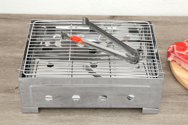 Bếp nướng than mang đến hương vị khói đặc trưng cho món nướng.