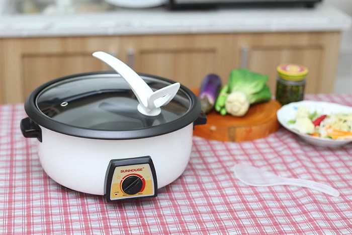 Nồi lẩu điện Sunhouse SHD 4521 với dung tích 3 lít đáp ứng tốt nhu cầu nấu lẩu cho cả gia đình trong các buổi liên hoan, họp mặt