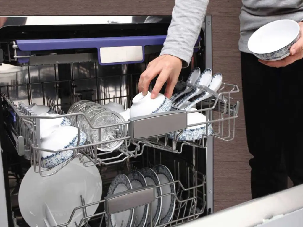 Cách xếp bát vào máy rửa bát “chuẩn chỉnh” – Bí quyết tiết kiệm điện, nước đến 30%