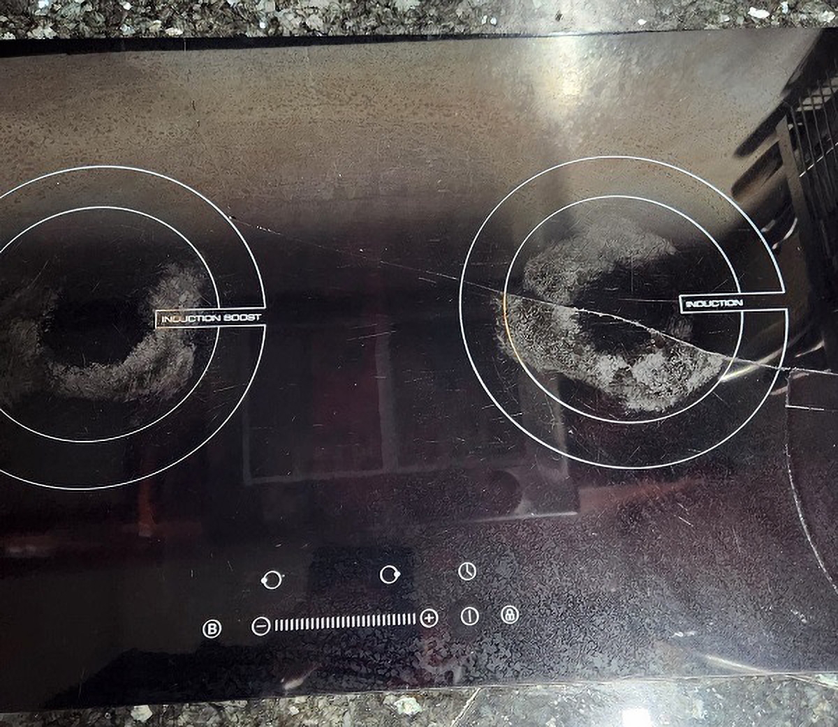 Bếp từ bị vỡ mặt kính có thay được không? Cách khắc phục hiệu quả 2025